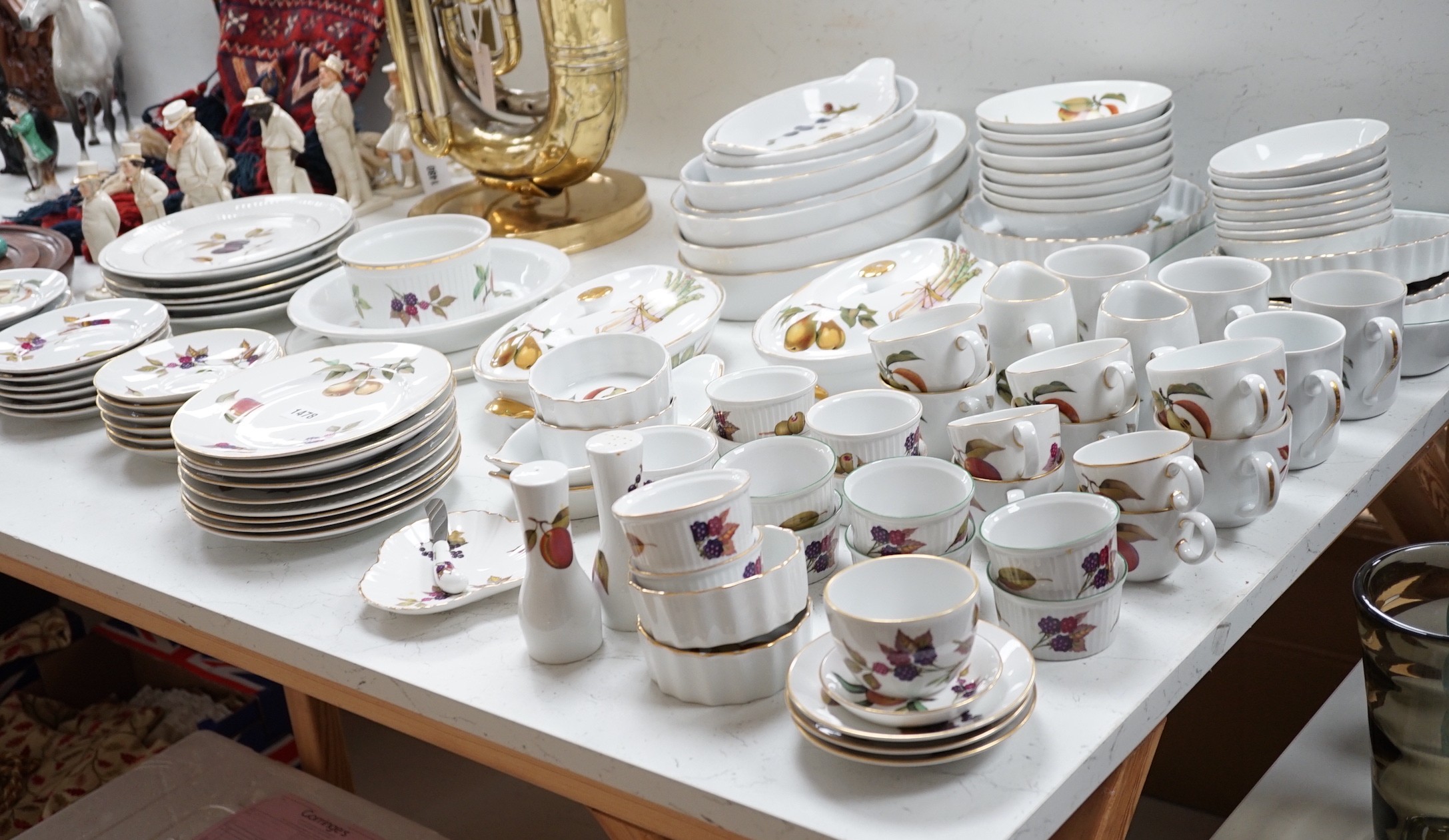 A Royal Worcester Evesham pattern service